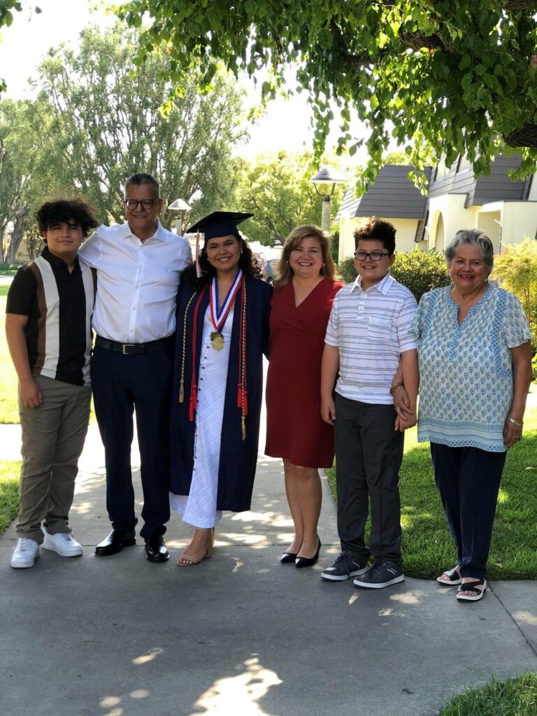 Familia de Sofia Barreto el día de su graduación